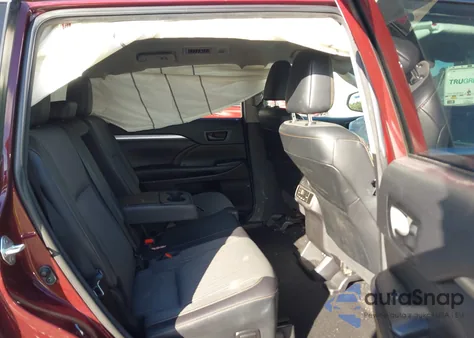 2018 Toyota Highlander Le Plus z USA, uszkodzony, nr VIN 5TDBZRFH9JS835657